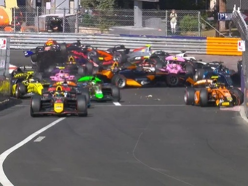 Hromadná zrážka počas pretekov F2