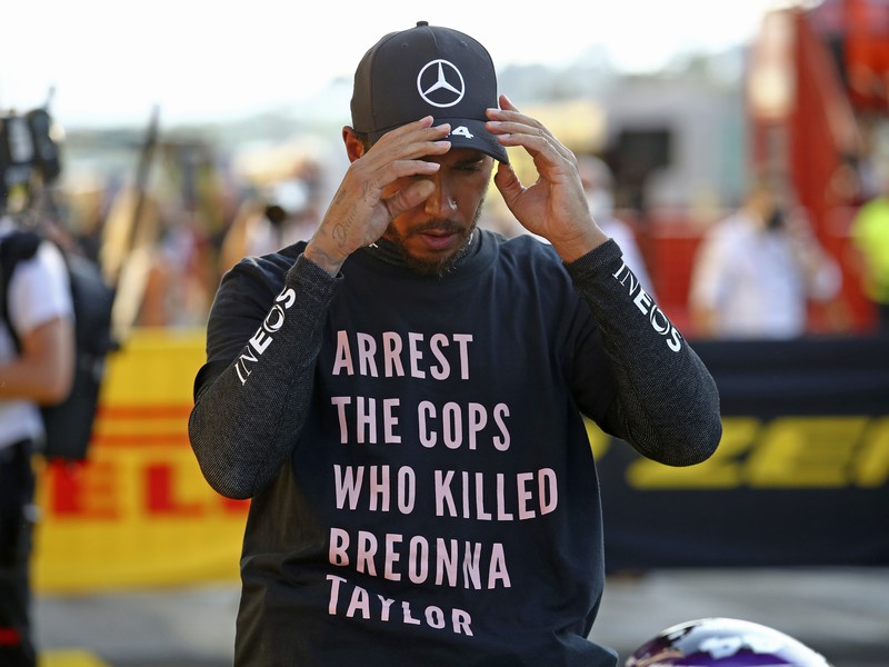 Lewis Hamilton v tričku s nápisom 