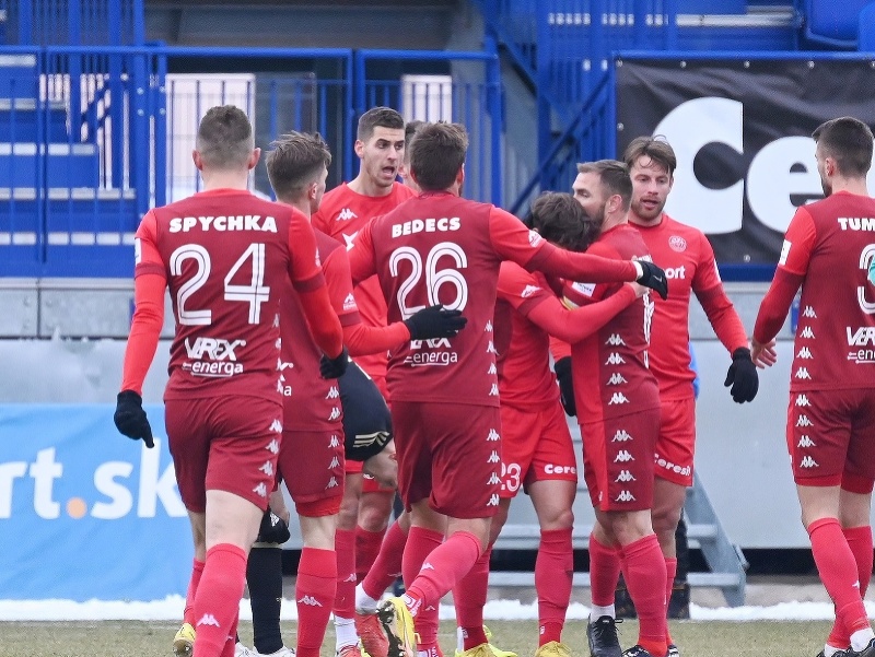 Futbalisti Liptovského Mikuláša sa tešia po strelení gólu