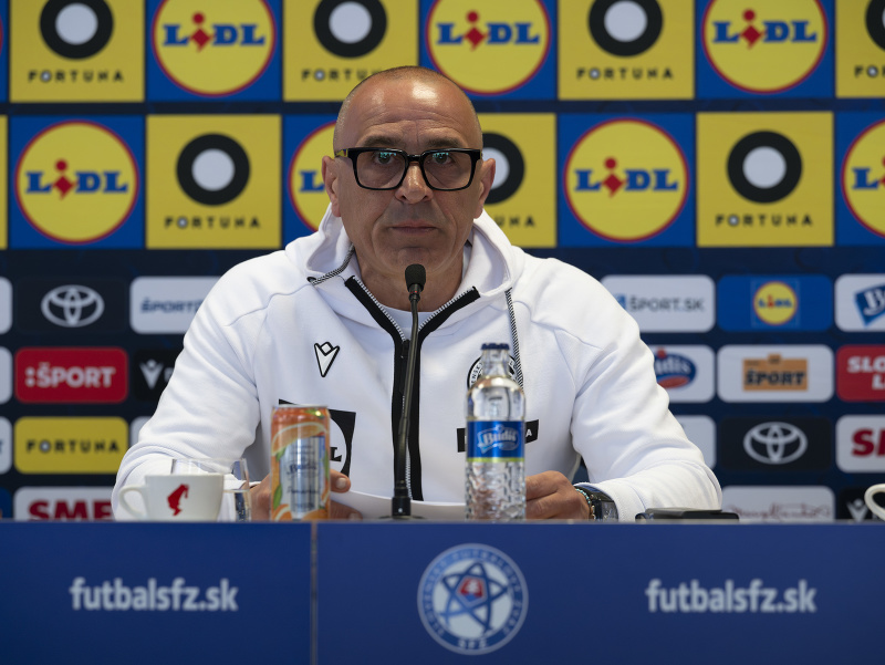 Na snímke tréner slovenskej futbalovej reprezentácie Francesco Calzona počas nominačnej tlačovej konferencie 