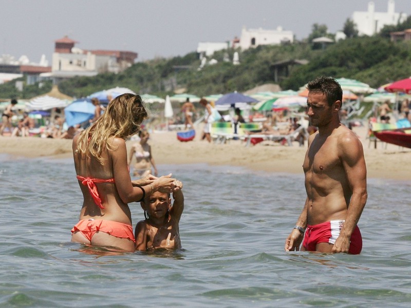 Francesco Totti s manželkou Ilary Blasi a deťmi pri mori v Taliansku