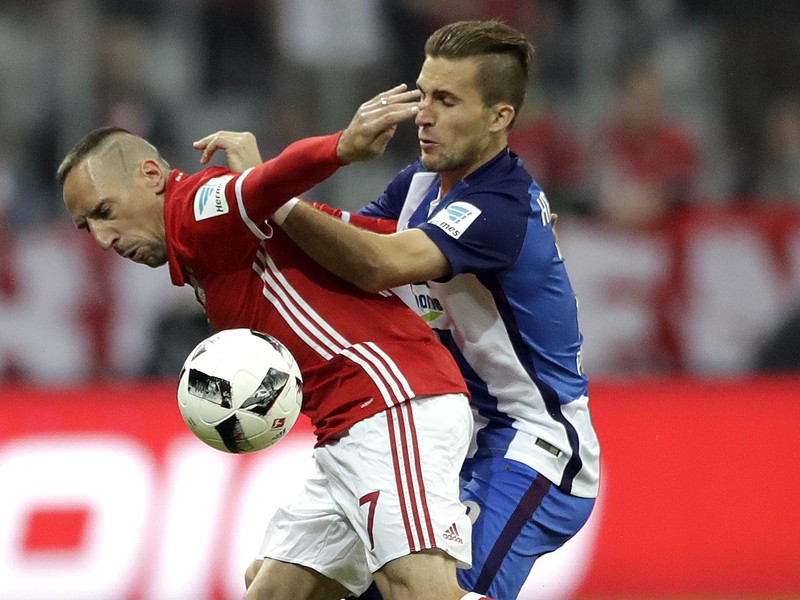 Franck Ribéry a Peter Pekarík v súboji o loptu