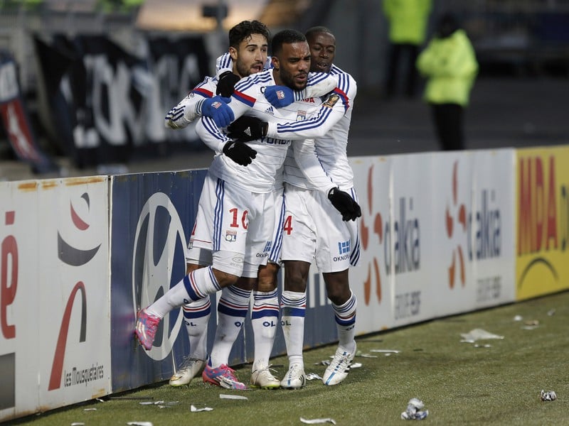 Nabil Fekir, Alexandre Lacazette a Bakary Kone oslavujú víťazný gól Lyonu