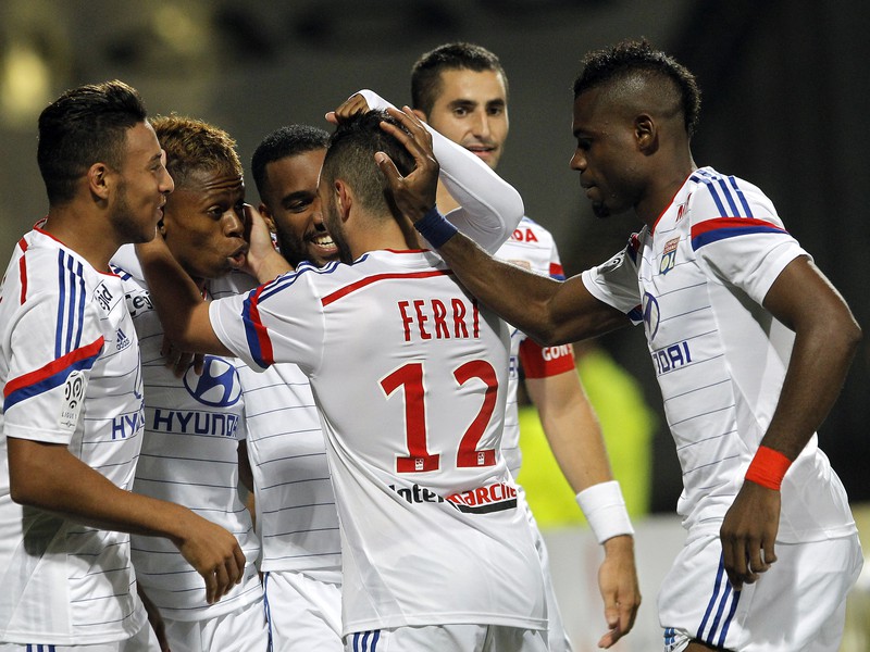 Futbalisti Lyonu oslavujú gól proti Lorientu