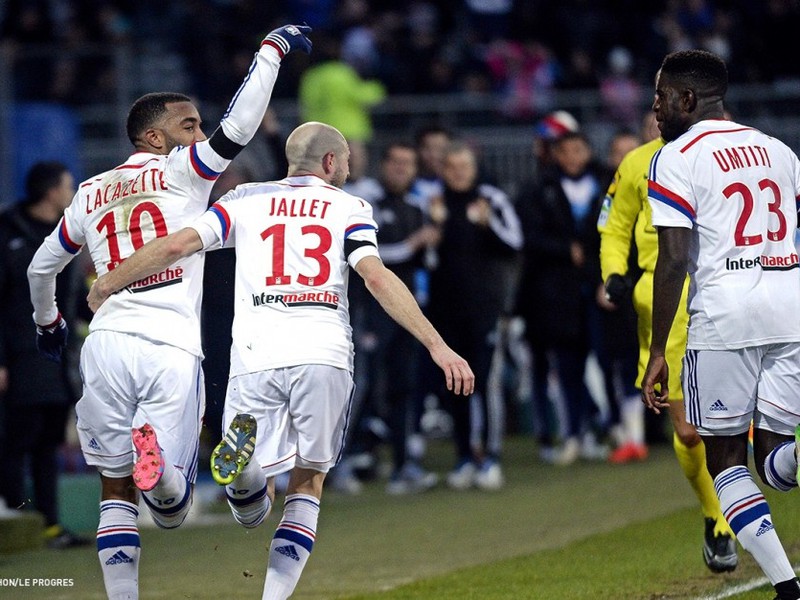 Alexandre Lacazette (vľavo) oslavuje so spoluhráćmi gól Lyonu
