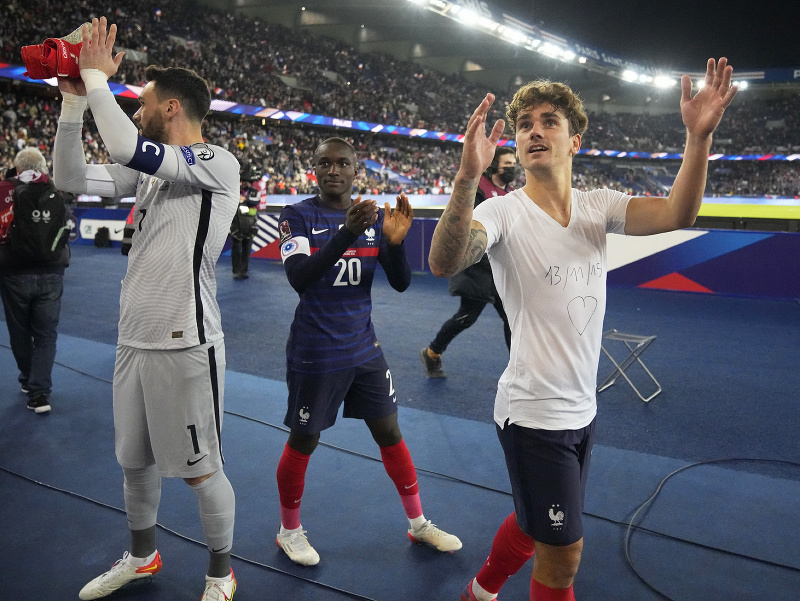 Hugo Lloris, Moussa Diaby a Antoine Griezmann oslavujú postup Francúzska