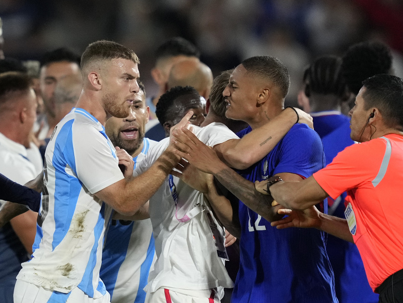Po zápase Francúzov s Argentínou sa strhla hromadná šarvátka