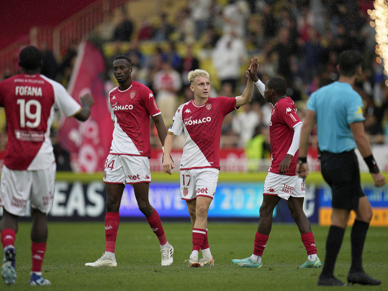 Alexander Golovin (17) a gólové oslavy futbalistov AS Monaco