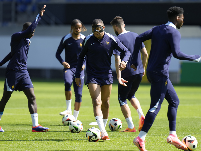 Kylian Mbappé (uprostred) na tréningu s maskou na tvári