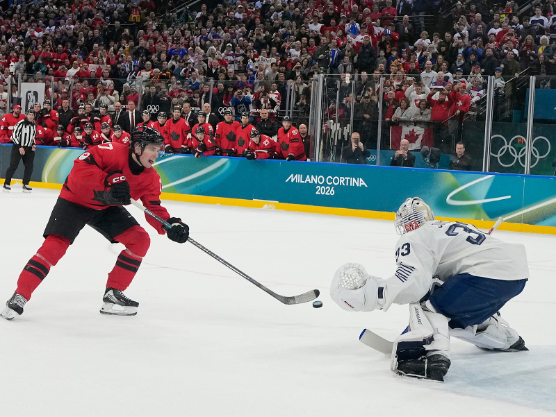Skórujúci Kanaďan Macklin Celebrini (17) a prekonaný brankár Francúzska Julian Junca (33)