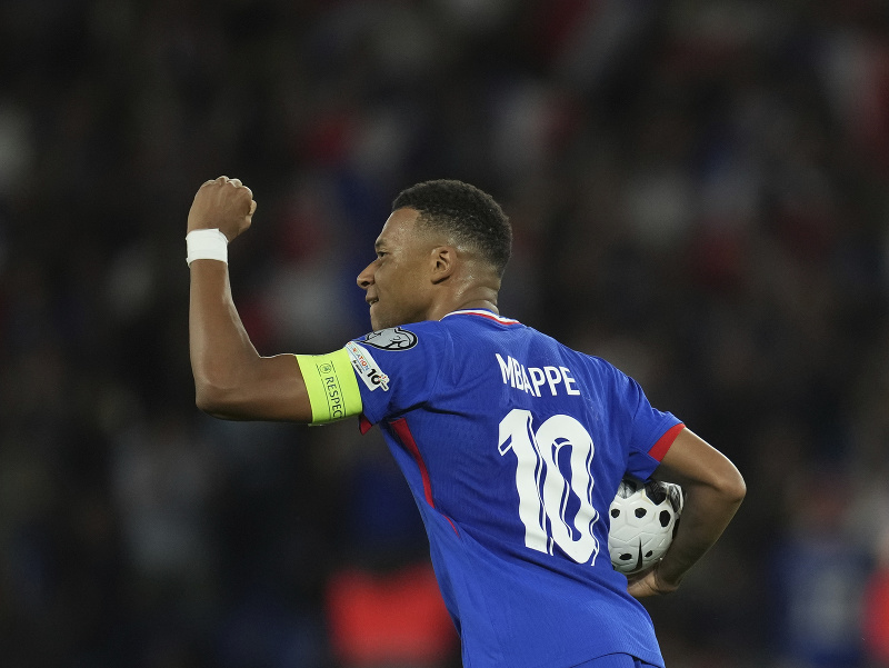 Kapitán Kylian Mbappé z Francúzska sa teší z gólu