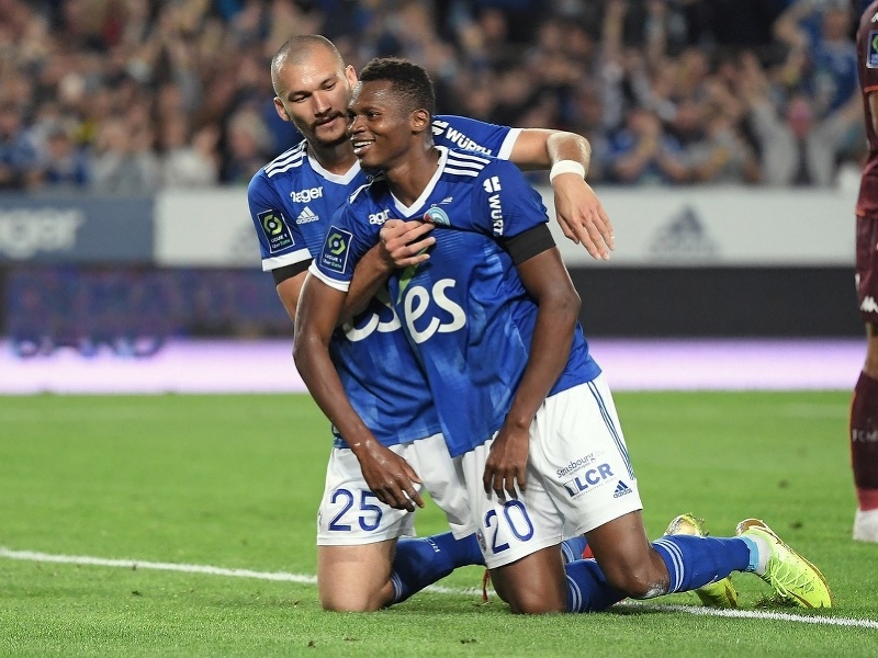 Habib Diallo a Ludovic Ajorque oslavujú gól Štrasburgu