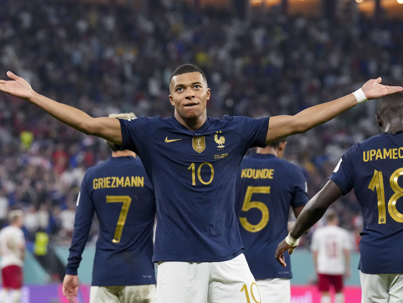 Francúzsky futbalista Kylian Mbappé oslavuje gól