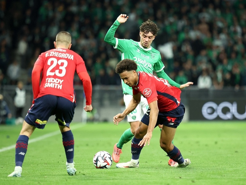 Tiago Santos a Mathieu Cafaro v súboji o loptu