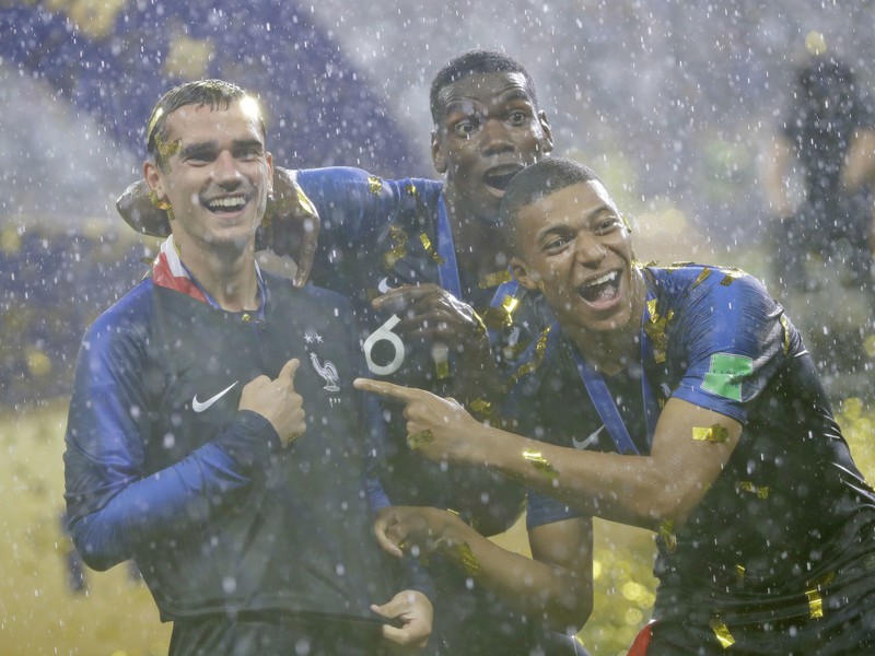Antoine Griezmann, Kylian Mbappé a Paul Pogba s víťaznou trofejou oslavujú triumf Francúzska