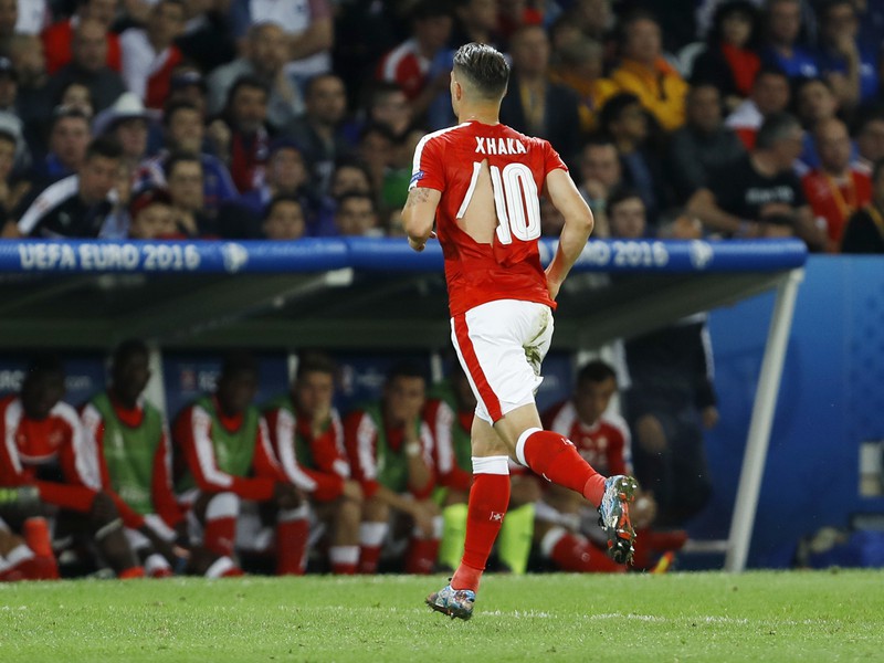 Xhaka s dotrhaným dresom