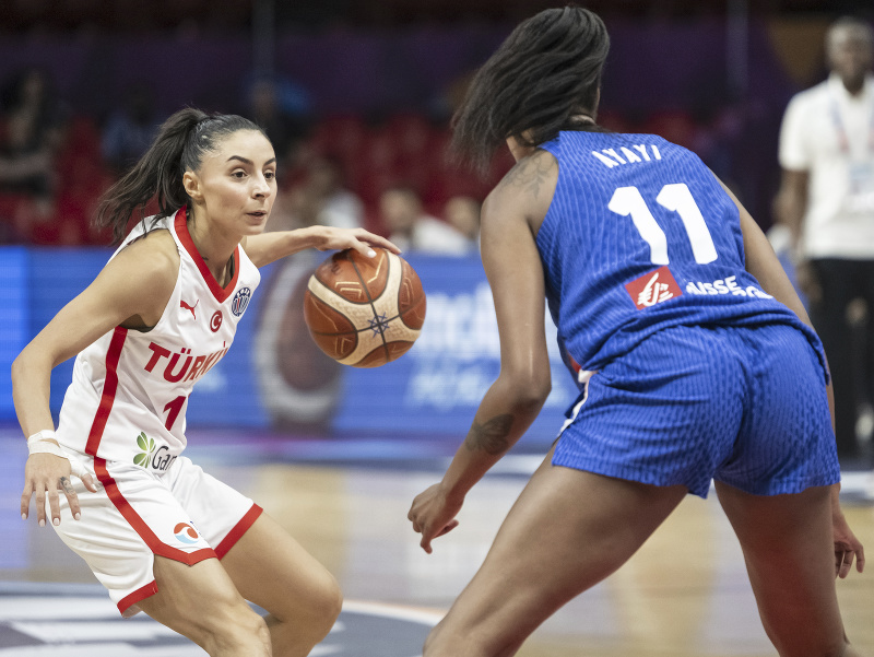 Turecká basketbalistka Alperi Onarová (vľavo) a hráčka Francúzska Valeriane Ayayiová počas zápasu