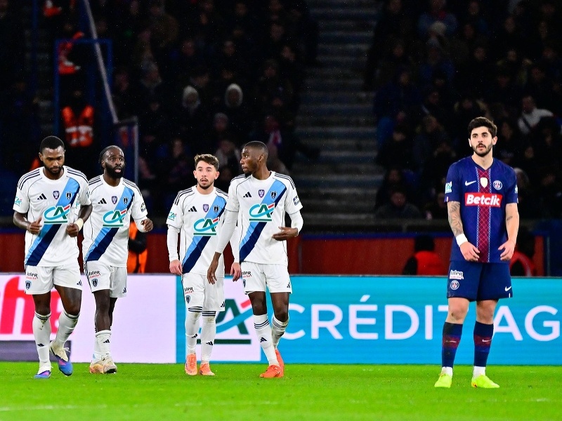 Oslavujúci Jonathan Ikone a futbalisti Paríž FC
