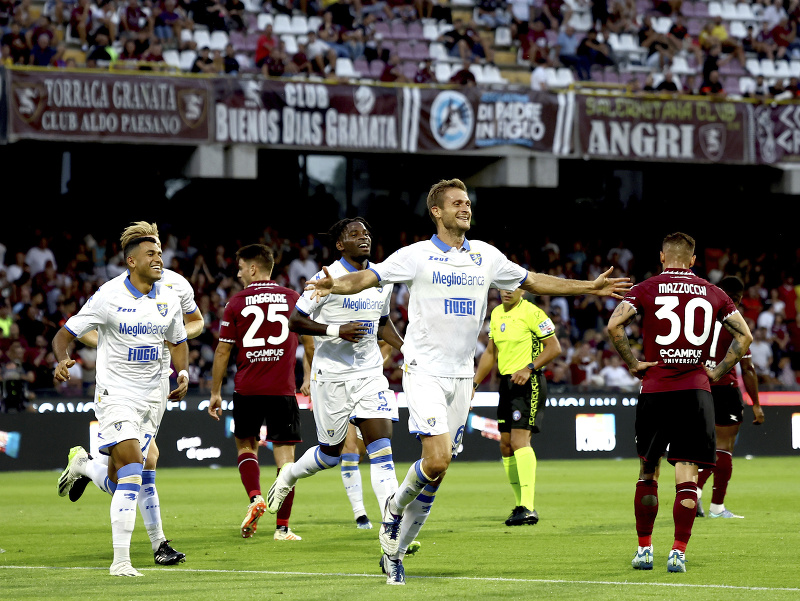 Na snímke uprostred hráč Frosinone Simone Romagnoli oslavuje gól