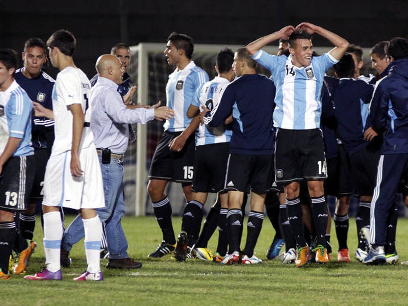 Argentínski mladíci sa pobili s hráčmi Uruguaja