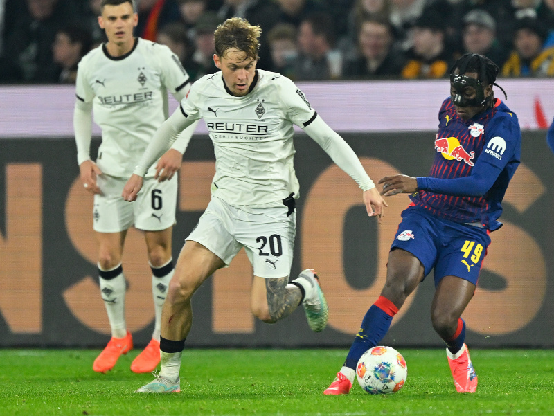 Luca Netz z Borussie (vľavo) a Yan Diomande z Lipska bojujú o loptu počas zápasu Bundesligy medzi Borussiou Mönchengladbach a RB Lipsko