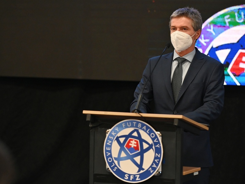 Na snímke zástupca UEFA Jozef Kliment počas volebnej konferencie Slovenského futbalového zväzu (SFZ) v Senci v piatok 25. februára 2022