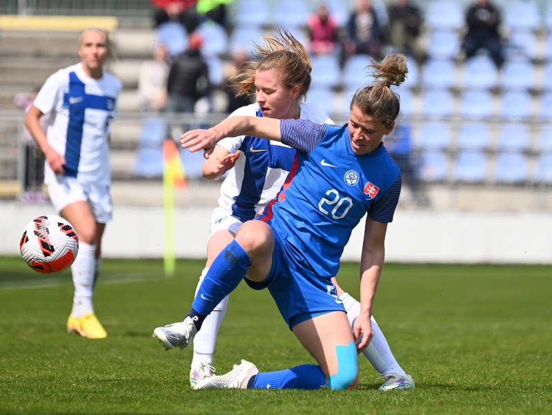 Na snímke sprava futbalistka Slovenska Jana Vojteková a hráčka Fínska Oona Sirenová bojujú o loptu