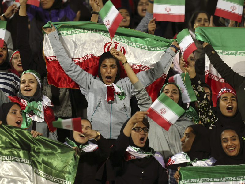 V Iráne sa po vyše 30 rokoch na zápase mužskej reprezentácie objavili v hľadisku aj ženy