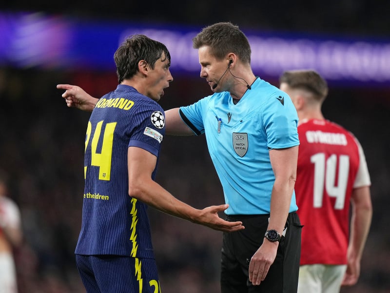 Futbalový rozhodca Daniel Siebert v debate s Robinom Le Normandom z Atlética Madrid