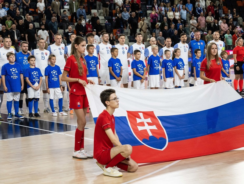 Na snímke slovenskí futsalisti pózujú 