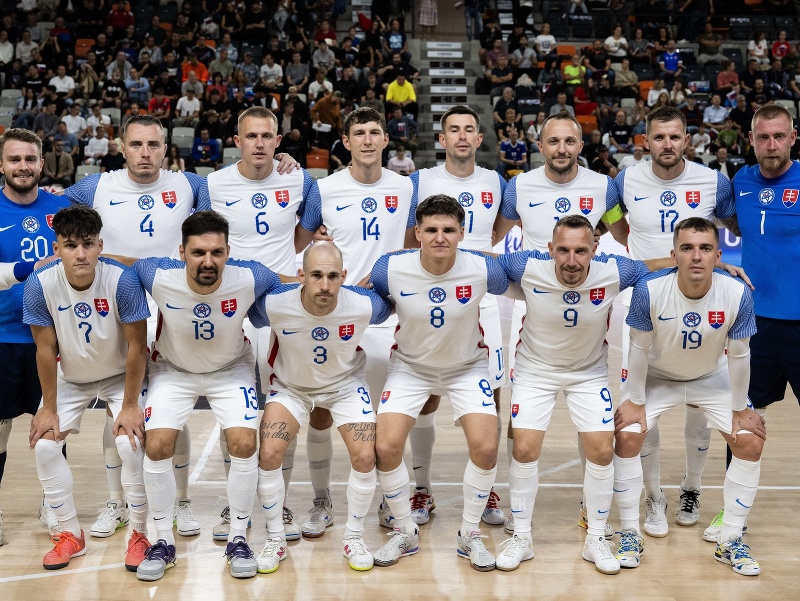 Na snímke slovenskí futsalisti pózujú pred odvetným zápasom play-off majstrovstiev Európy 2026 vo futsale Slovensko - Gruzínsko