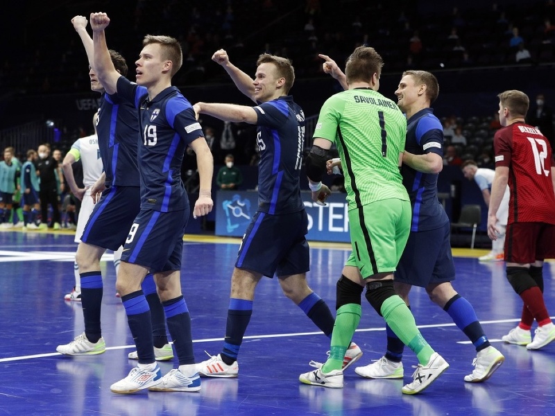 Fínski futsalisti oslavujú vedúci gól proti Slovinsku