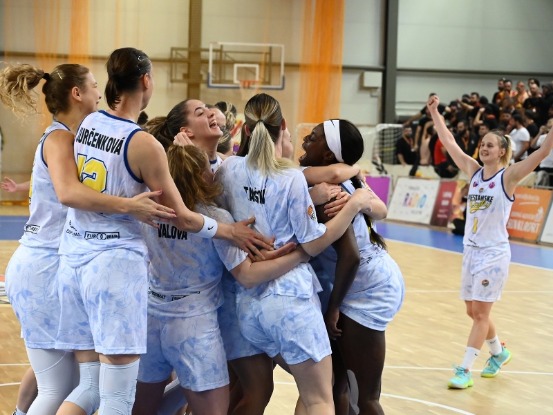 Na snímke radosť hráčok Čajok po výhre zápasu 3. kola skupinovej fázy Európskeho pohára FIBA v basketbale žien C-skupiny Piešťanské Čajky - Galatasaray Cagdas Factoring Istanbul 