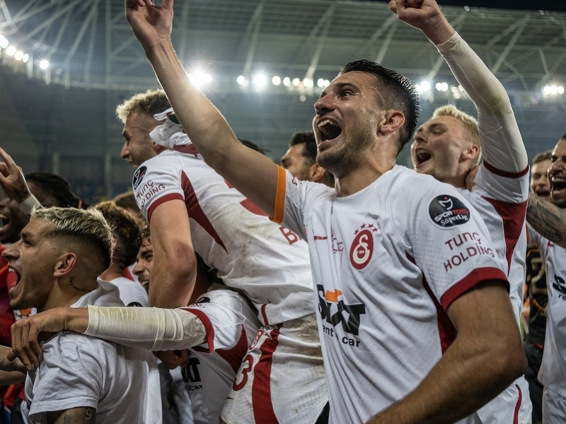 Futbalisti Galatasaraya oslavujú titul
