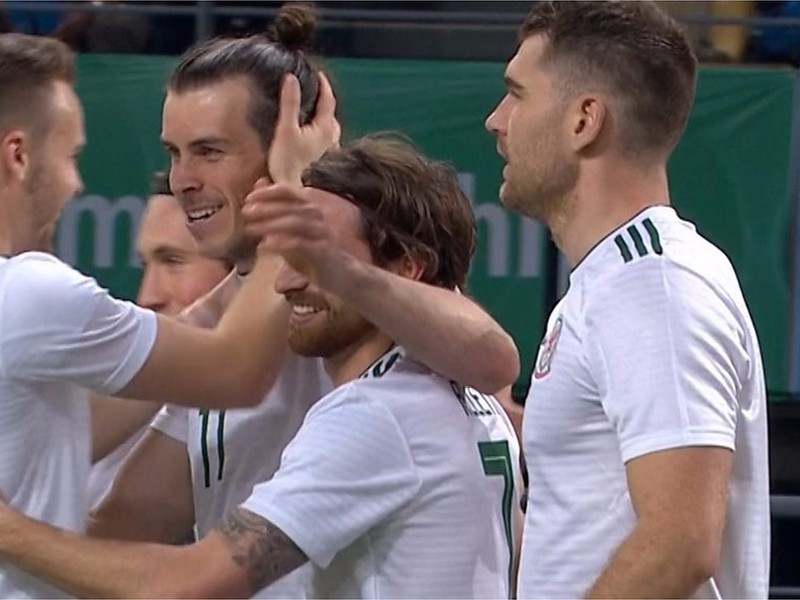 Gareth Bale oslavuje gól Walesu