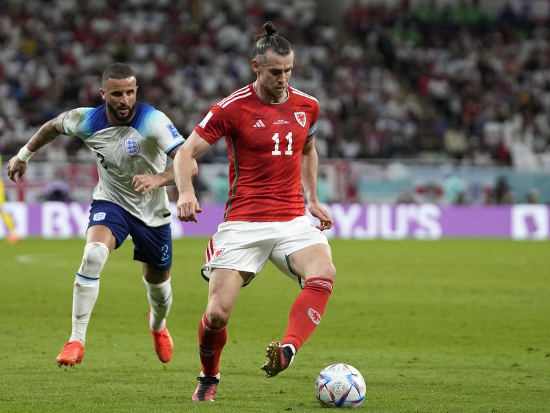  Na snímke hráč Walesu Gareth Bale (vpredu) a hráč Anglicka Kyle Walker v súboji o loptu