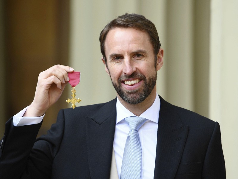 Tréner anglickej futbalovej reprezentácie Gareth Southgate pózuje s vyznamenaním Rad britského impéria (OBE)