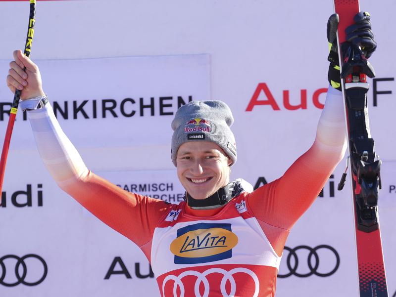 Švajčiarsky lyžiar Marco Odermatt oslavuje svoj triumf v super-G alpských lyžiarov v Garmisch-Partenkirchene. 