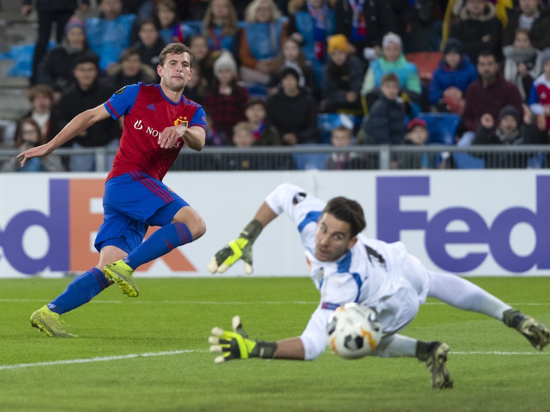 Na snímke vľavo hráč Bazileja Fabian Frei strieľa gól, vpravo prekonaný brankár Getafe Leandro Chichizola