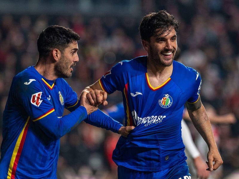 Mauro Arambarri z Getafe CF oslavuje so spoluhráčom gól