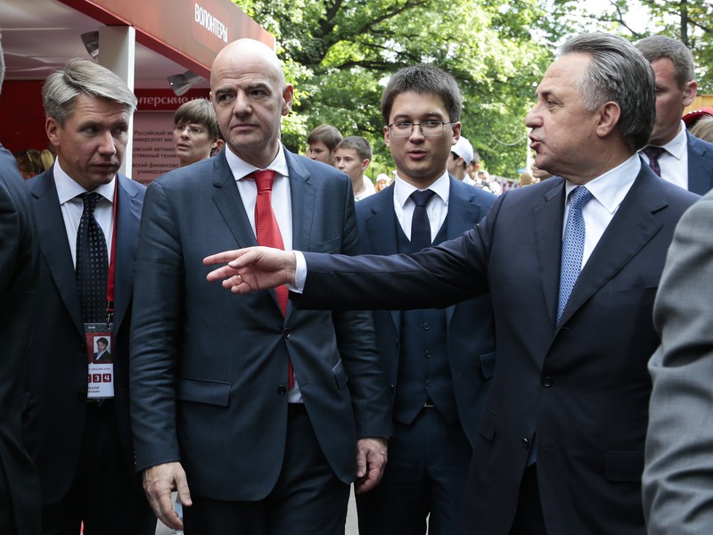 Ruský minister športu Vitalij Mutko s prezidentom FIFA Giannim Infantinom