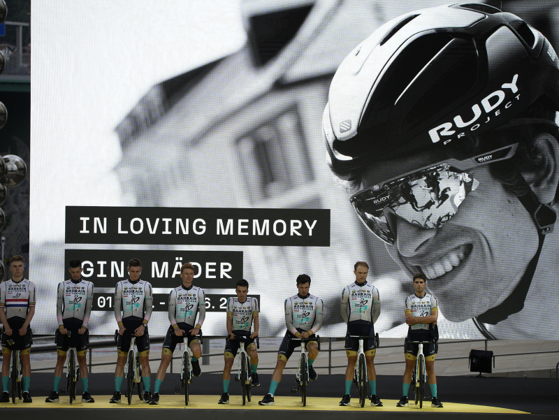 Pri predstavení účastníkov Tour de France sa držala minúta ticha za zosnulého Mädera