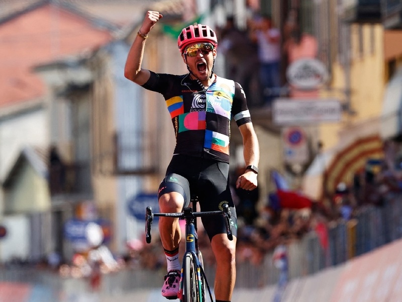Alberto Bettiol oslavuje triumf v 18. etape Giro d'Italia
