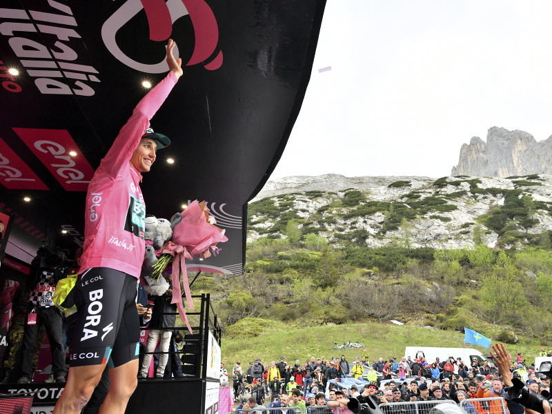 Jai Hindley (Bora-hansgrohe) v ružovom drese lídra počas minuloročného Giro d'Italia 