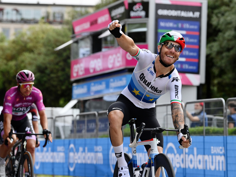 Giacomo Nizzolo oslavuje víťazstvo v 13. etape 