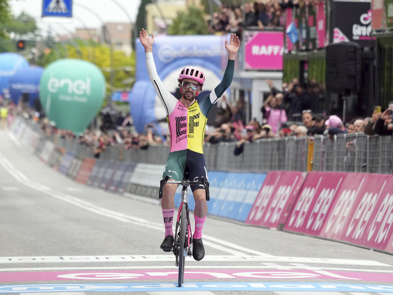 Ben Healy víťazí v sobotnej etape Giro d'Italia