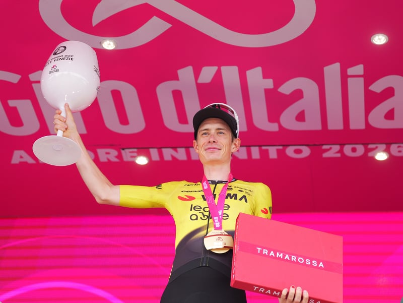 Dánsky cyklista Jonas Vingegaard z tímu Visma–Lease a Bike sa teší na pódiu