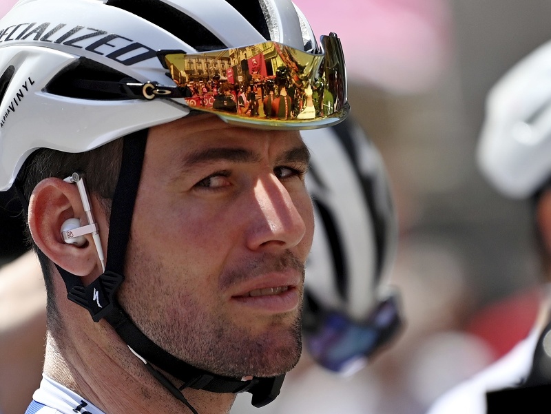 Britský cyklista Mark Cavendish sa pozerá na štarte 5. etapy cyklistických pretekov Giro D'Italia