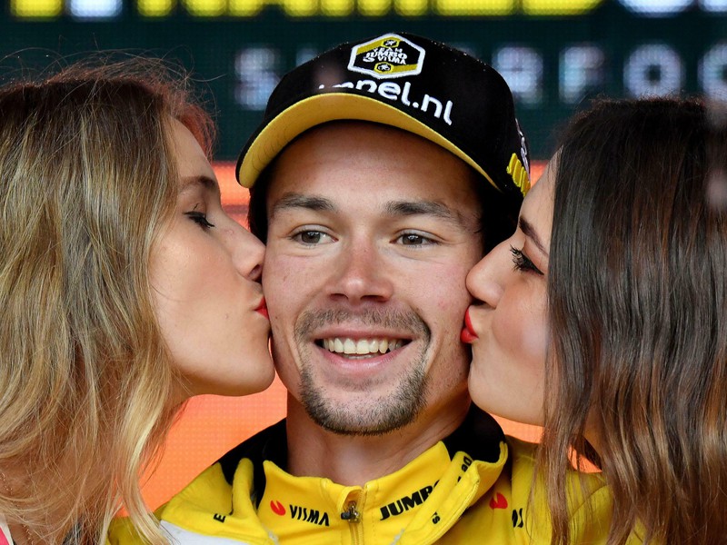 Slovinský cyklista Primož Roglič oslavuje na pódiu víťazstvo v 9. etape, časovke jednotlivcov na 34.8 km, na 102. ročníku cyklistických pretekov Giro d'Italia