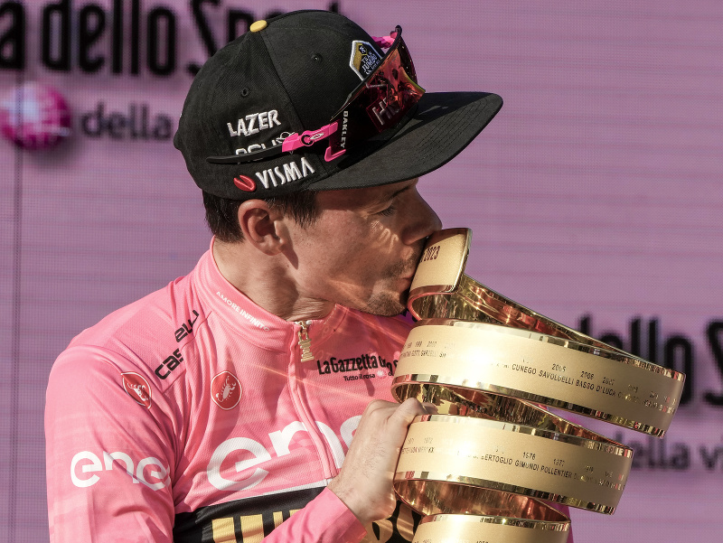 Slovinský cyklista Primož Roglič sa premiérovo v kariére stal víťazom Giro d'Italia